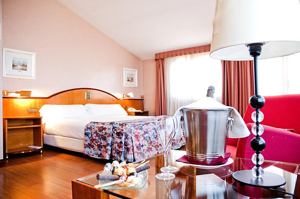Hotel Arumi Santa Eugenia de Berga Zimmer foto