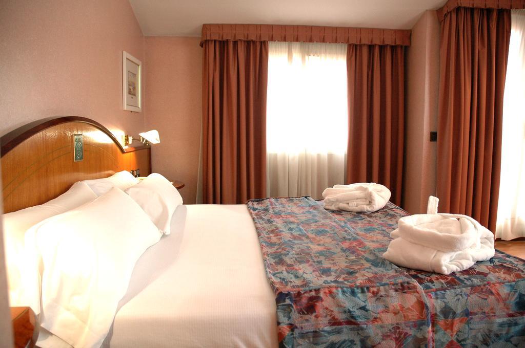 Hotel Arumi Santa Eugenia de Berga Zimmer foto